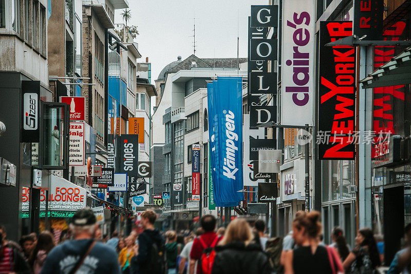 科隆Hohe Straße拥挤的人群